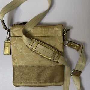 Coach Signature Stripe Shimmer Gold
Studded Crossbody Purse G0867-42020